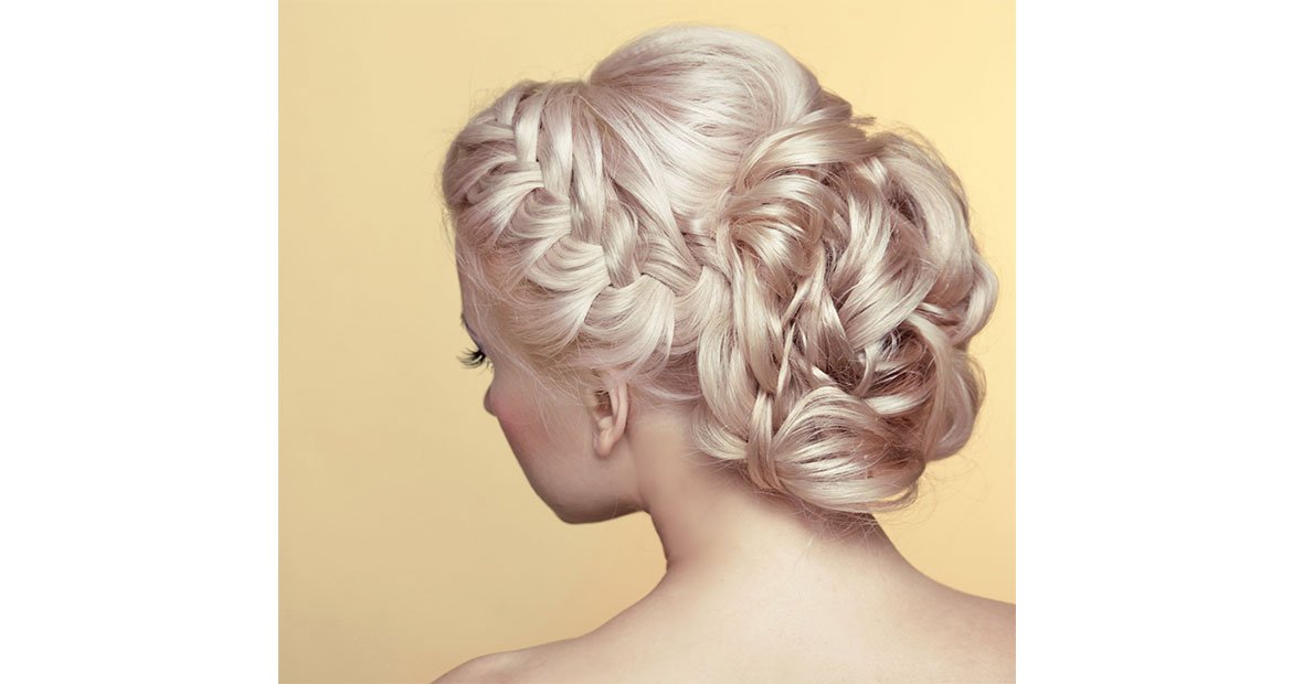 Modelo Com Cabelo Loiro E Coque Trancado